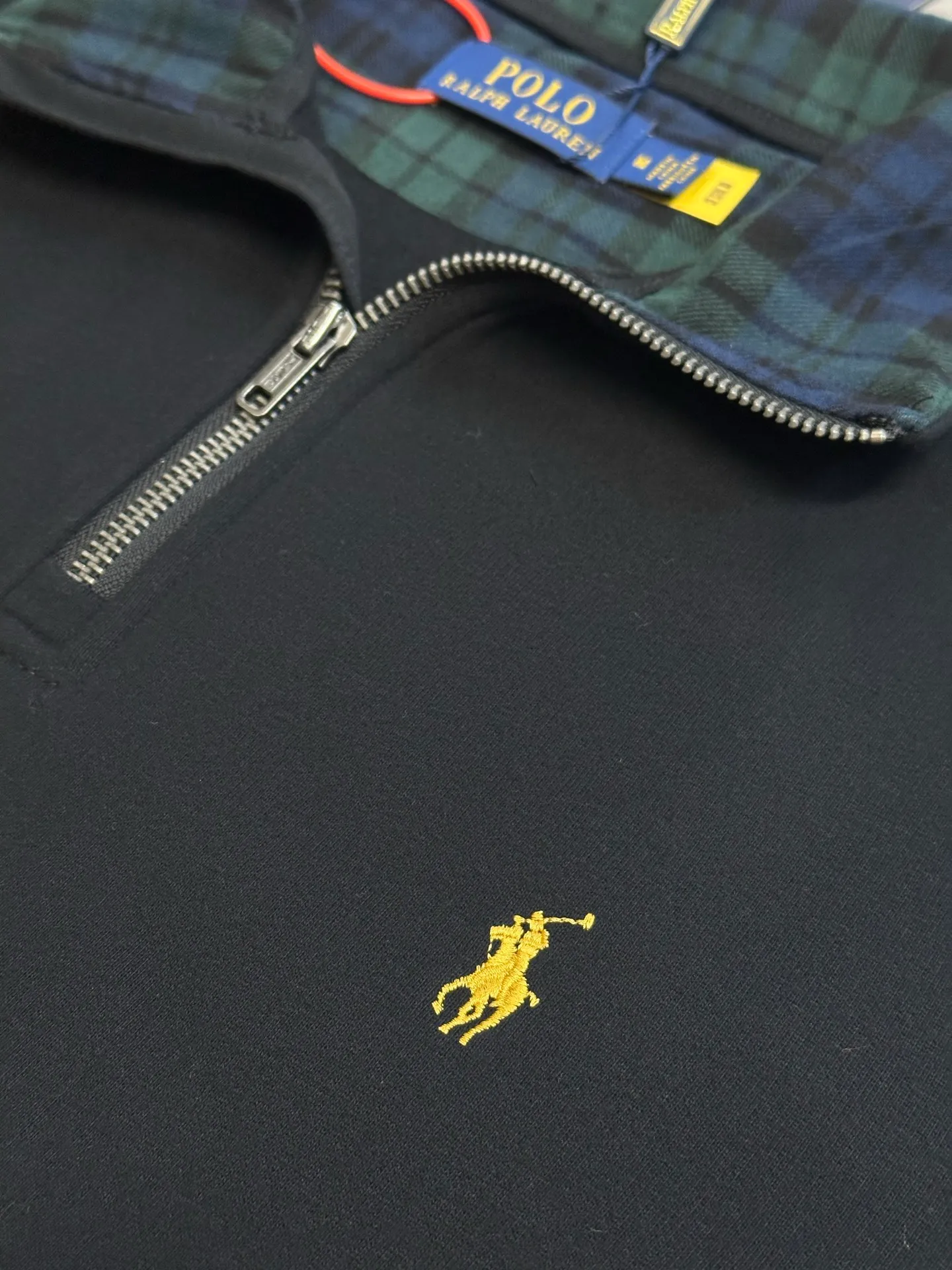 P370 Ralph Lauren gold embroidered half turtleneck sweatshirt, custom-made with elegant fine cotton velvet feel, plaid twill trim on the neckline, and exquisite gold pony logo embellishment, it has its own focus and is fully recognizable.  It adopts imported machine embroidery technology, advanced computer control system and precision mechanical components to realize the pony logo embroidery operation. The fabrics have been washed, so they have a better feel and texture and are not easily deformed.  size：s m l xl